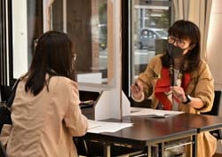 仕事内容を説明する求人者（右）と話を聞く求職者（左）