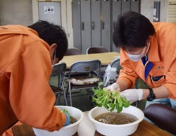 丁寧に根を洗浄する指導員