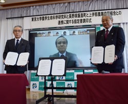 協定を結んだ御子柴組合長ら（右）