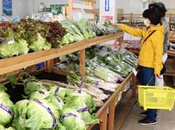 野菜を買い求める利用者