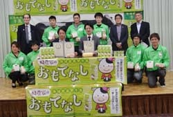 認定を受けた事業者（前列中央2人）と上伊那酪農協議会の関係者