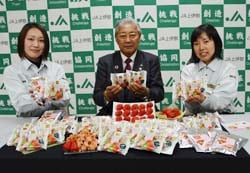 新商品をPRする御子柴組合長（中央）とJA職員