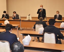 「新鮮・安全・安心な野菜を届けよう」と話す峯村部会長