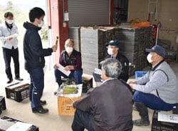 サンプルを示しながら説明する岩崎技術員（左から2番目）と生産者