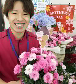 「母の日の贈り物にどうぞ！」と企画した、りんごの里職員の宮澤さん