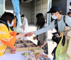 商品を購入する来場者