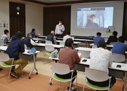 須坂支所で説明を受ける生産者