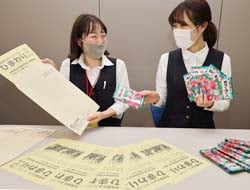 花の種の配布準備を進める職員