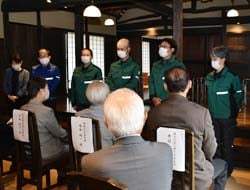 開所式で自己紹介するスタッフ一同