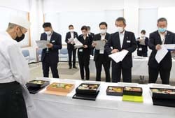 調理の担当者から説明を受ける参加者（11日、松本市で）