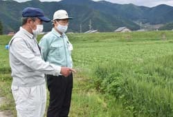 竹内守雄区長会長が加藤久雄市長に復興状況を説明