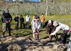 発足式でクワ入れを行うメンバー
