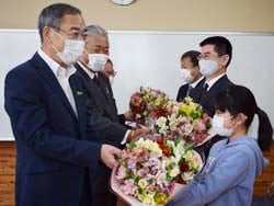 花束を受け取る児童代表ら