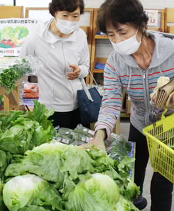 買い物を楽しむ来店者