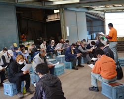 真剣に資料に目を通す生産者