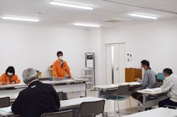 栽培の注意点を話す職員