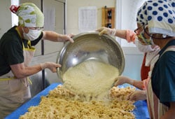 つぶした大豆に麹を混ぜている様子