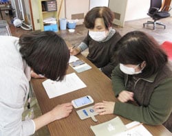 生活指導担当者の指導で「LINE」の使い方を学ぶ参加者