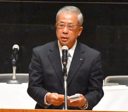 あいさつする眞島組合長