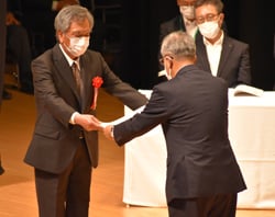 眞島組合長から表彰状を受ける受賞者