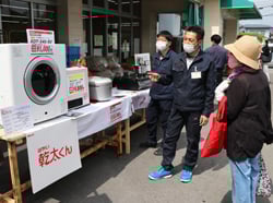 担当者から説明を受ける来場者