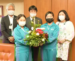 5月24日　飯山市泉台小学校　花を受け取った児童