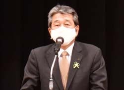 挨拶する寺沢寿男組合長