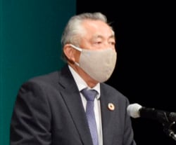 総代会開催にあたりあいさつをする武井宏文組合長