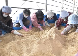 よく混ぜ合わせて「ぼかし」をつくる