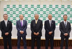 御子柴組合長（中央）と常勤役員
