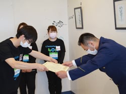感謝状を受け取る加塩店長