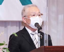 あいさつする小松八郎組合長
