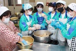 味噌玉の詰め方を習う生徒