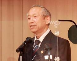 あいさつする浅沼組合長