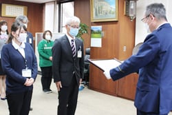 感謝状を受け取る上手支所長（右）と水上さん（左）