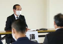 議長を務める井出文人専務