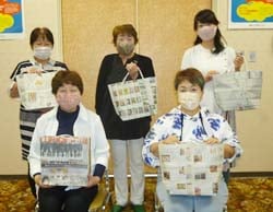 個性溢れるおしゃれな新聞エコバッグを完成させた参加者