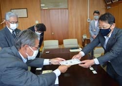 目録を手渡す木下理事と受け取る伊藤市長