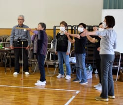 スポーツ吹き矢で交流を深める参加者ら