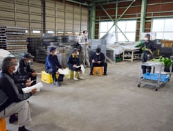 出荷規格等について確認する生産者ら