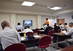 生産状況を説明する職員
