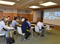 画面越しに市場へ質問を寄せる生産者