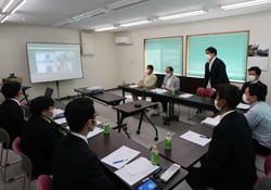 市場に質問する様子