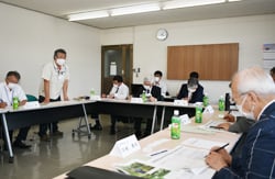 推薦者（左から2人目）のプレゼンに耳を傾ける審査員ら