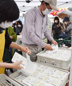 青空トラック市で「長野市綿内産ふっこう豆腐」を対面販売