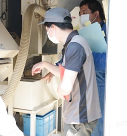 コイン精米機の整備方法を学ぶJA職員