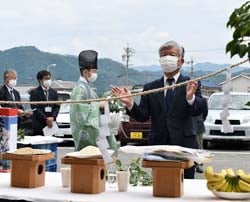 家畜に感謝し、礼拝する千國組合長