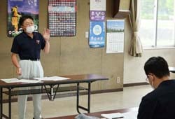 参加者とコミュニケーションをとりながらセミナーをすすめる森山課長代理（左）