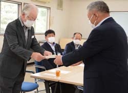 小林理事に要請書を手渡す三村常務（左）