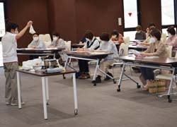講義する林さんの話をメモする参加者